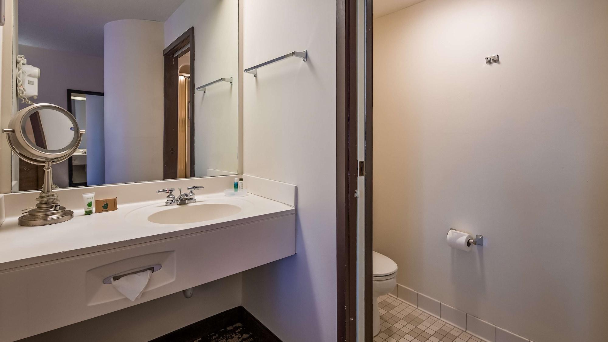 Charlevoix Inn & Suites Surestay Collection By Best Western Exterior foto