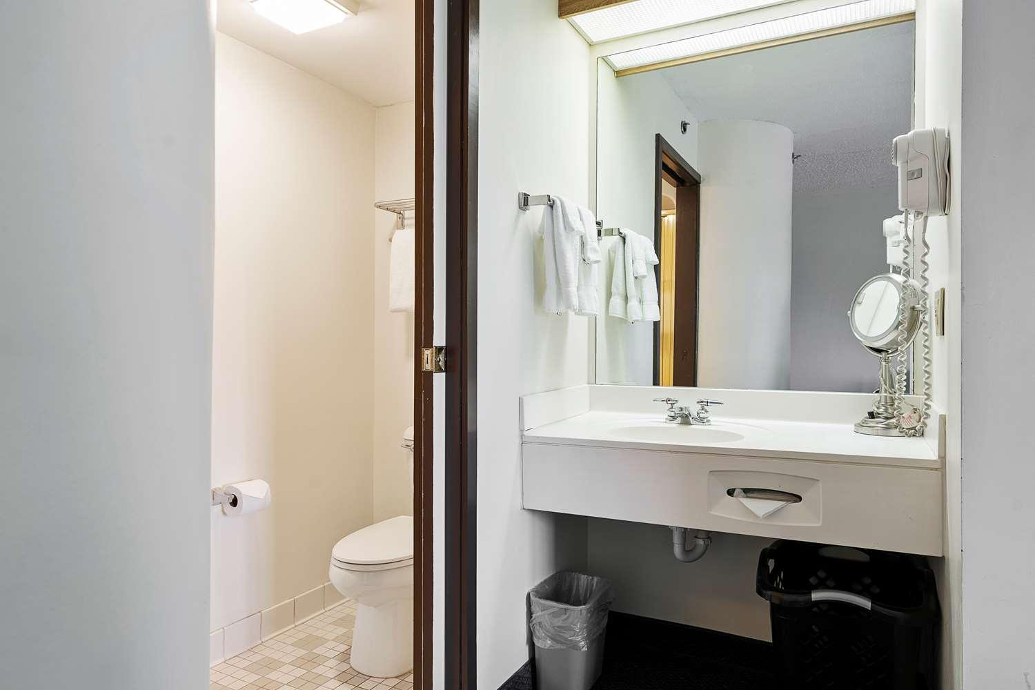 Charlevoix Inn & Suites Surestay Collection By Best Western Exterior foto