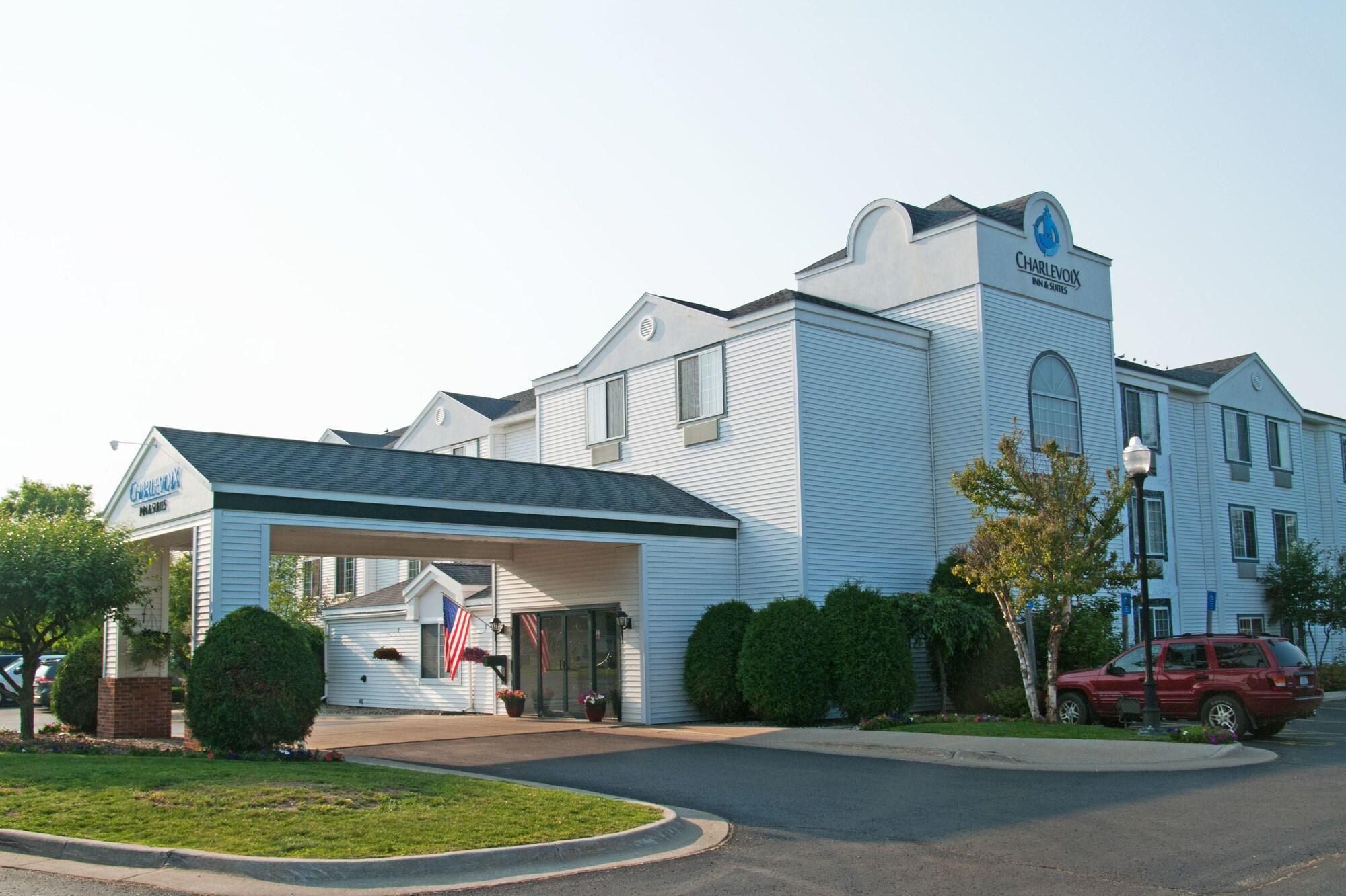 Charlevoix Inn & Suites Surestay Collection By Best Western Exterior foto