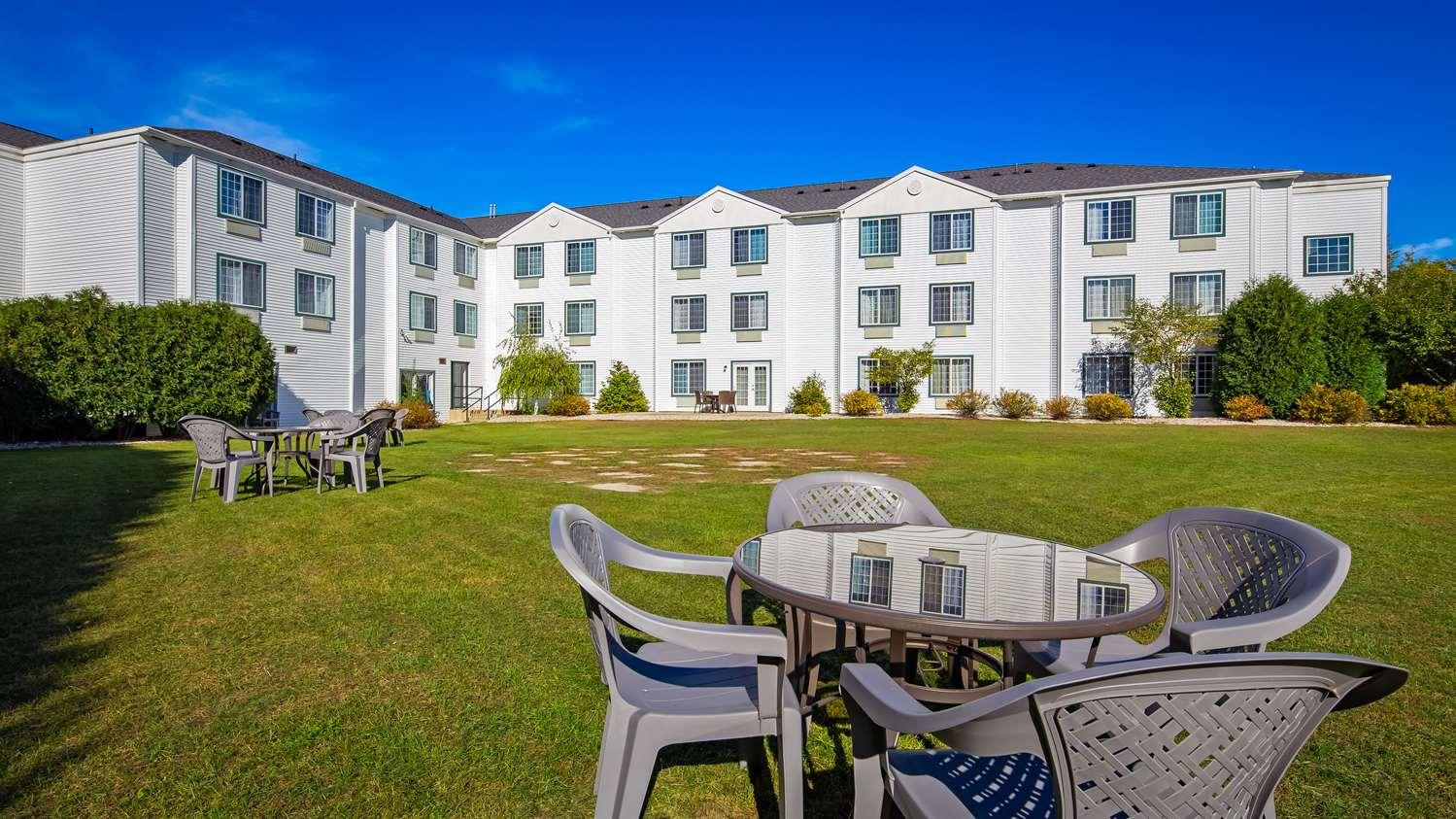Charlevoix Inn & Suites Surestay Collection By Best Western Exterior foto