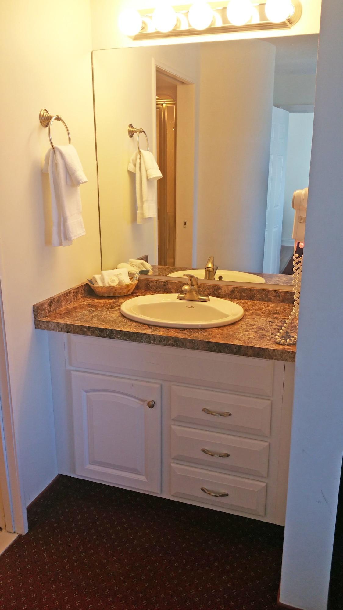 Charlevoix Inn & Suites Surestay Collection By Best Western Exterior foto