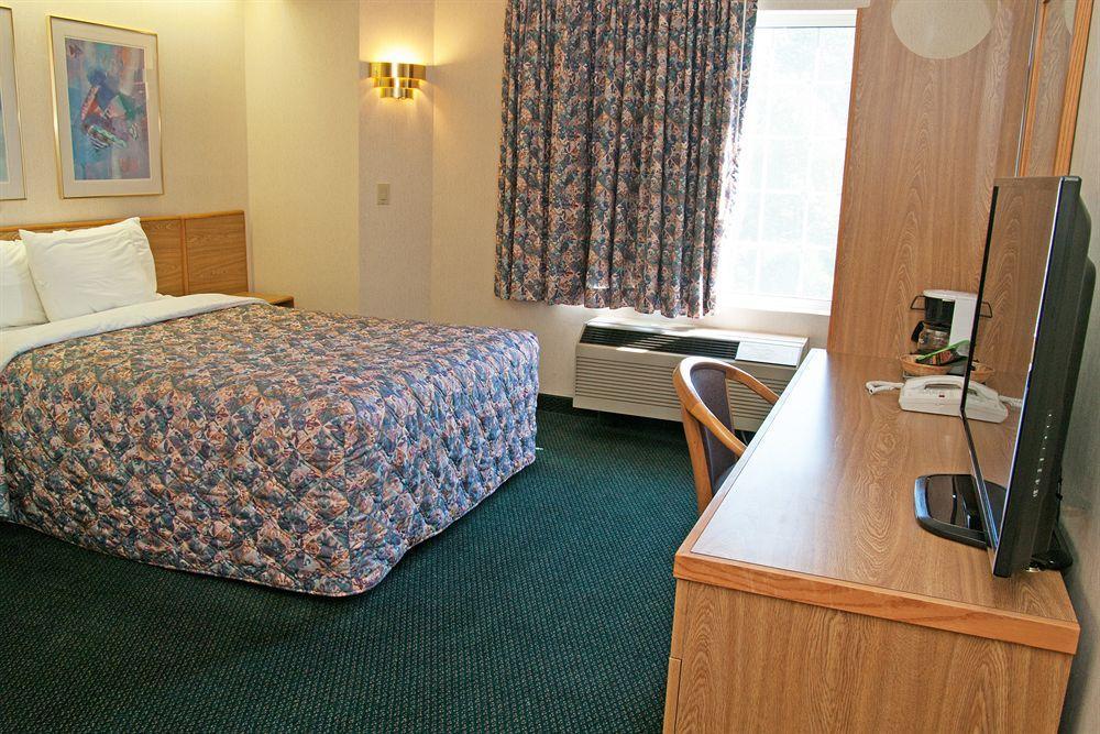 Charlevoix Inn & Suites Surestay Collection By Best Western Exterior foto